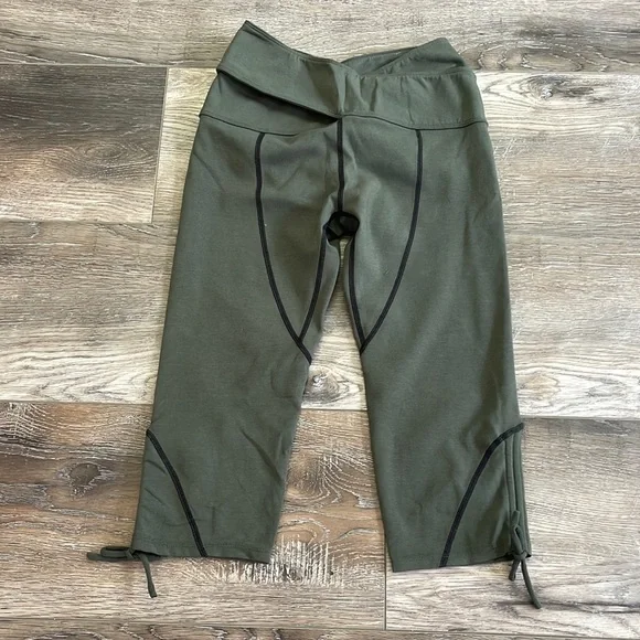 Free People Movement capris NWOT size S - Picture 1 of 3
